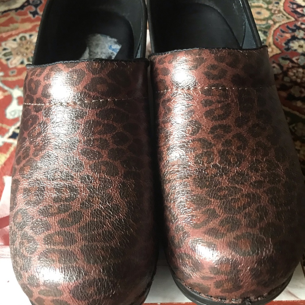 Leopard Print Slip On Clogs Sz 9 - image 4